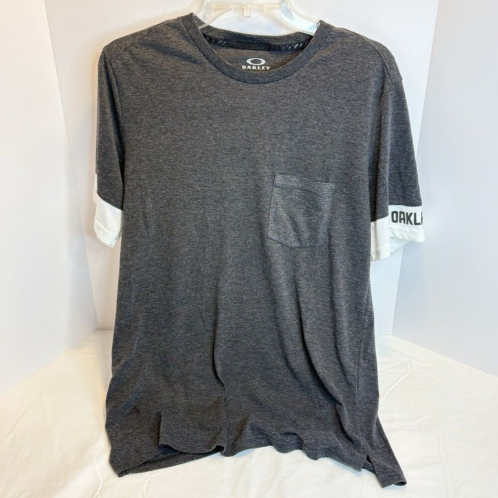 Oakley Men’s Pocket Tshirt Regular Fit  Size Medium Gray